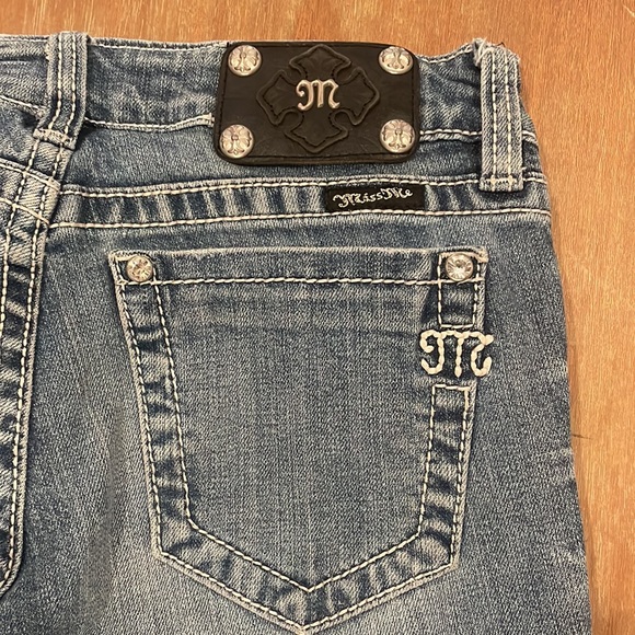 Miss Me Medium Wash Mid Rise Studded Bootcut Jean, Women's Size 27x33 - Picture 8 of 11